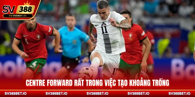 Centre Forward rất trong việc tạo khoảng trống